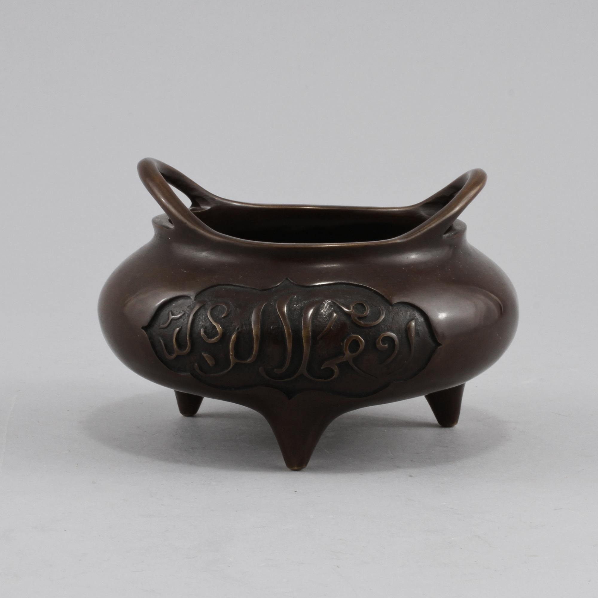 TRIPOD, brons Kina, märkt med Xuande sex karaktärers märke, 1900-tal.