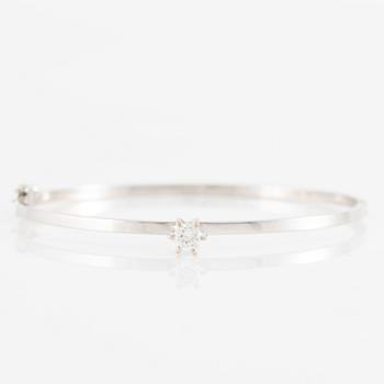 Bangle, 18K white gold with brilliant-cut diamond.