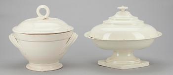 TERRINER, 2 st, fajans, Wedgewood 1800-talets början samt STEKFAT, fajans, Arabia ca 1900.