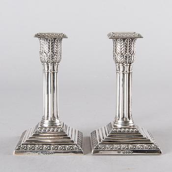 A pair of 19th century sivler candle sticks, mark of F Higgins London 1886, height 14,5 cm.