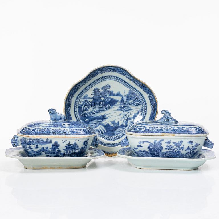Fat samt smörterriner med fat, 2 st, porslin, Kina, Qianlong (1736-95).