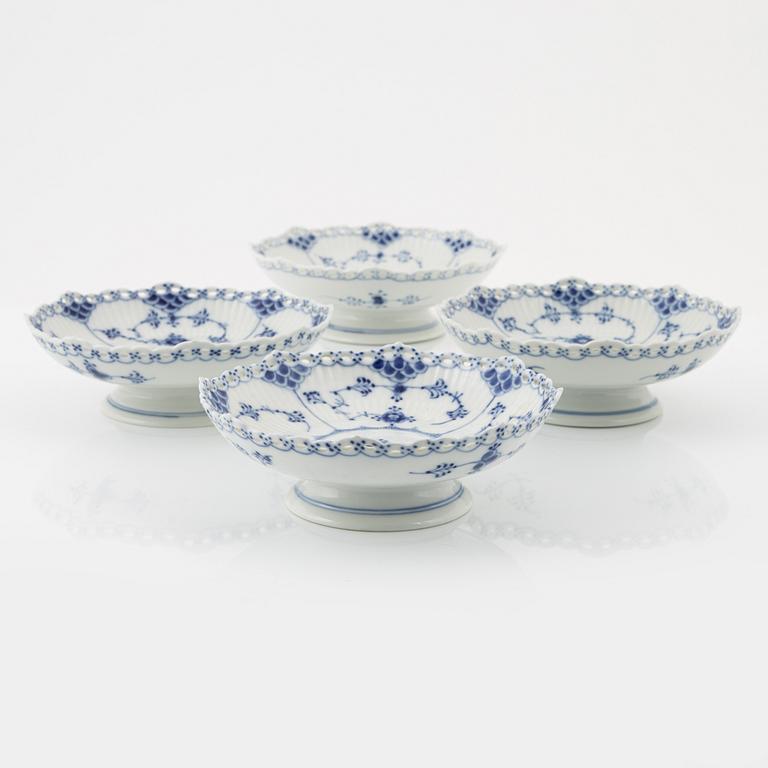 Royal Copenhagen, 4 porcelain 'Musselmalet' serving plates, modelnr 1023, Denmark.