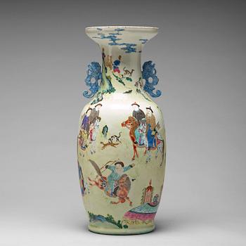 A large famille rose vase, Qing dynasty, 19th century.