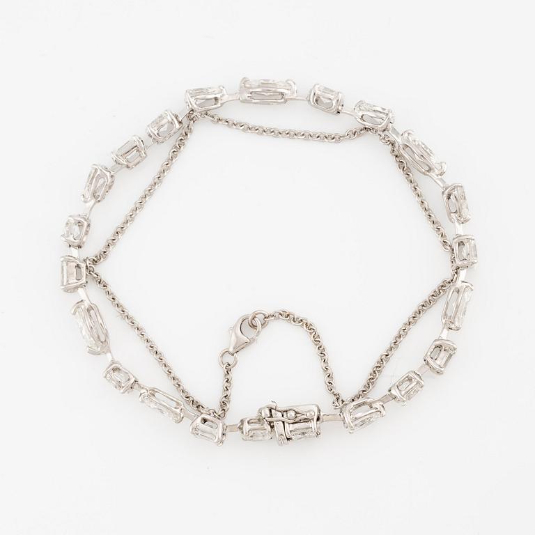 Armband 18K vitguld med diamanter i olika slipformer.