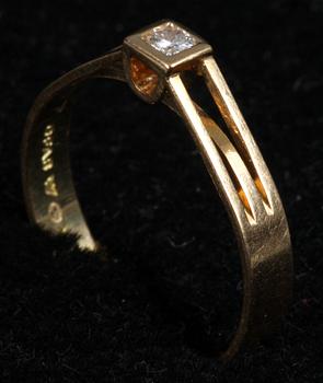 RINGAR, 2 st, 18k guld samt diamanter ca 0,07 resp 0,12 k.