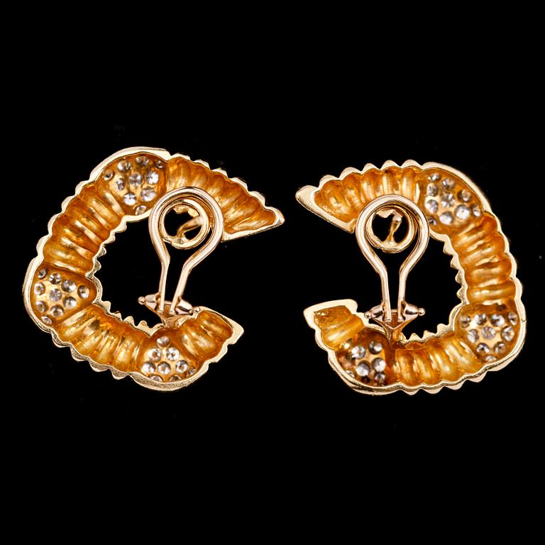 ÖRHÄNGEN, 1 par, 14 k guld, med briljantslipade diamanter. Total vikt ca 20,5 gram.