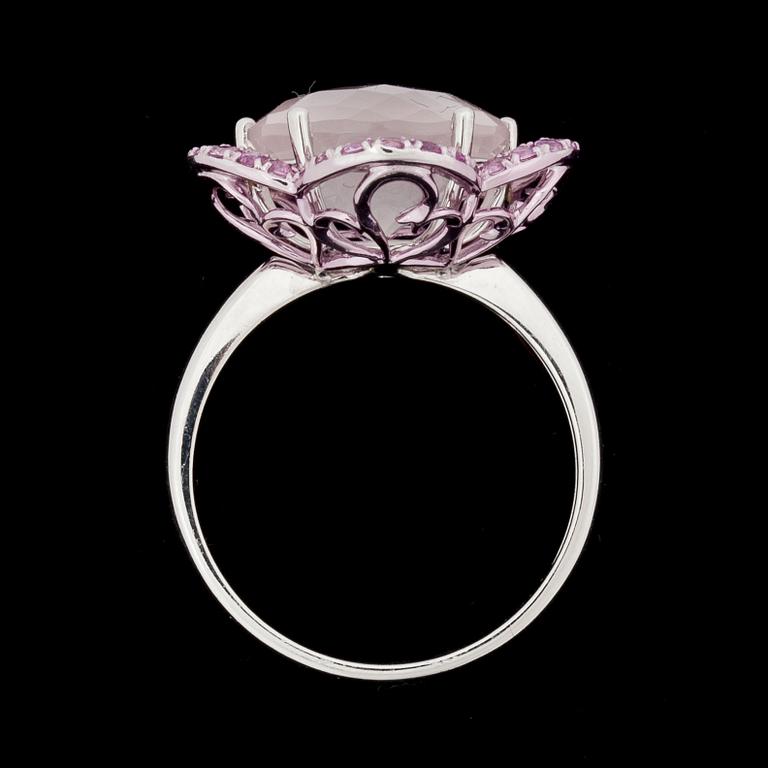 RING, 14k vitguld med mångfacetterad rosenkvarts och 35 briljantslipade rosa safirer. Vikt ca 4 g.