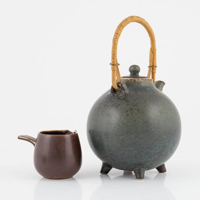 Gunnar Nylund, a stoneware teapot, a creamer and two bowls, Rörstrand.