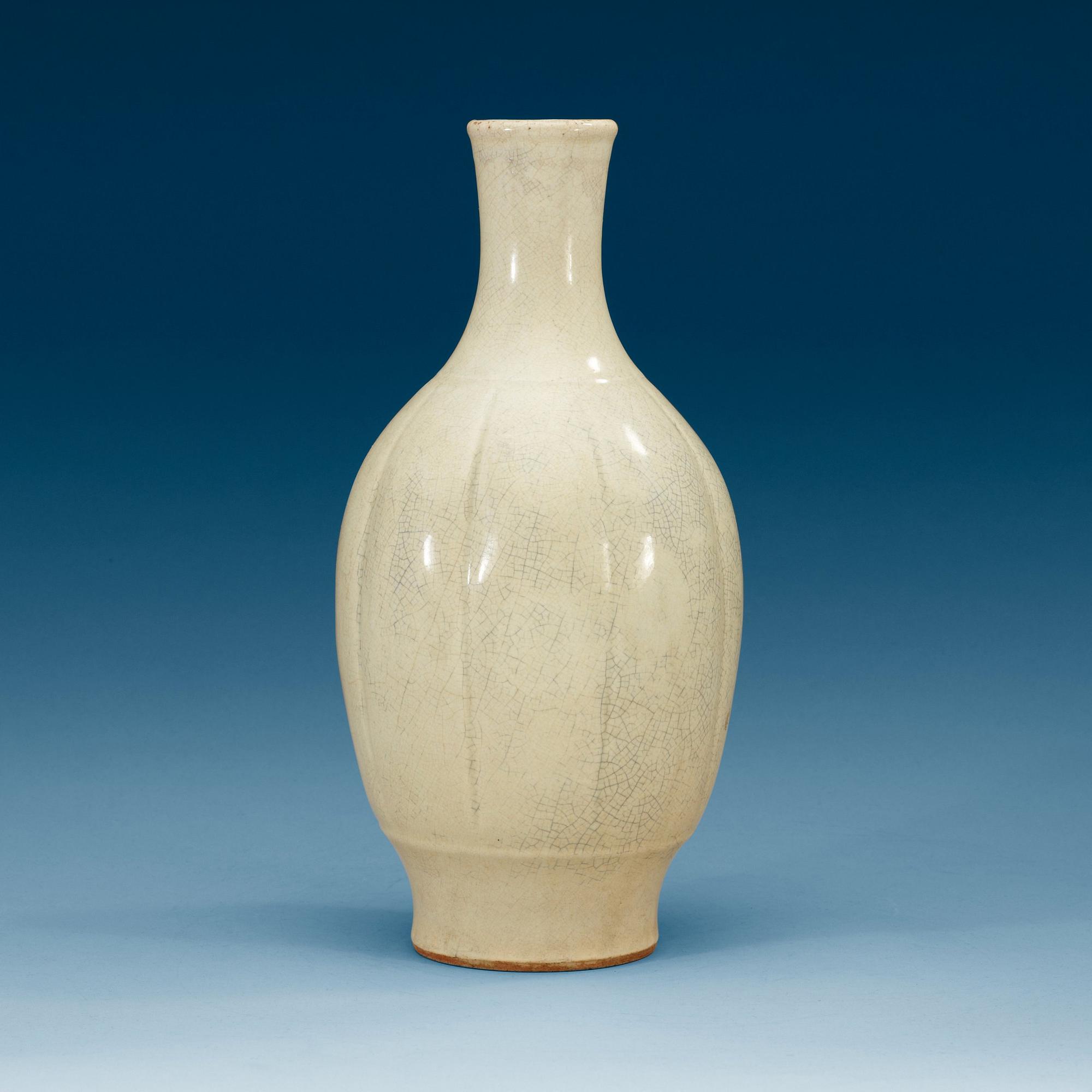 A white ge-glazed vase, Qing dynasty (1644-1912).