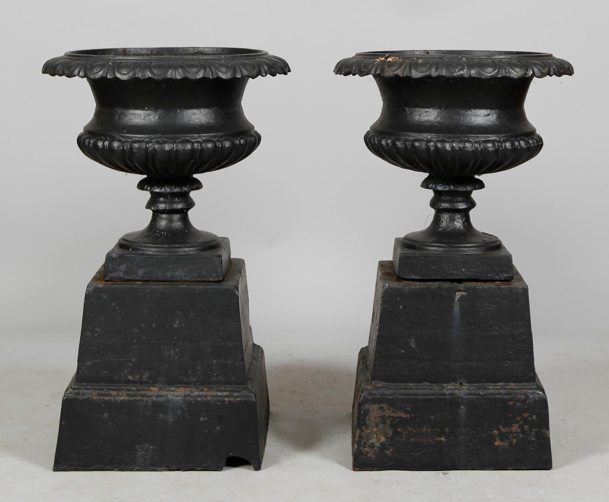 TRÄDGÅRDSURNOR, 1 par, gjutjärn, 1900-tal.