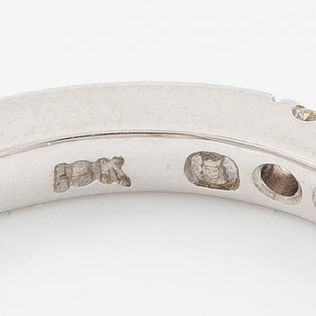 Alliance ring in 18K white gold set with brilliant-cut diamonds.