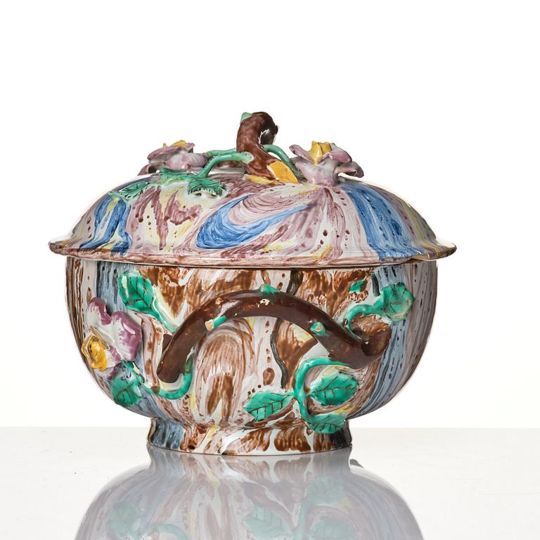 Karott med lock, fajans. Marieberg, Ehrenreichs period, 1700-tal.