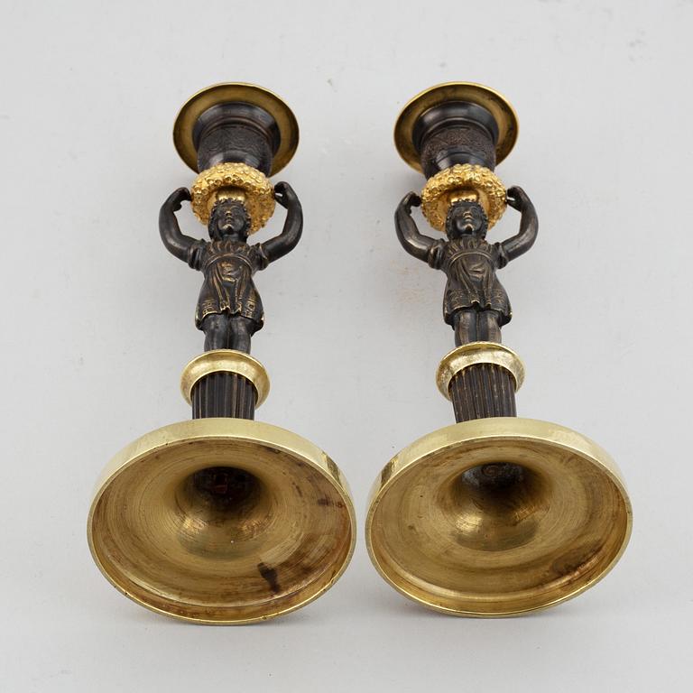 LJUSSTAKAR, ett par, förgylld och patinerad brons, senempire, 1800-talets mitt.