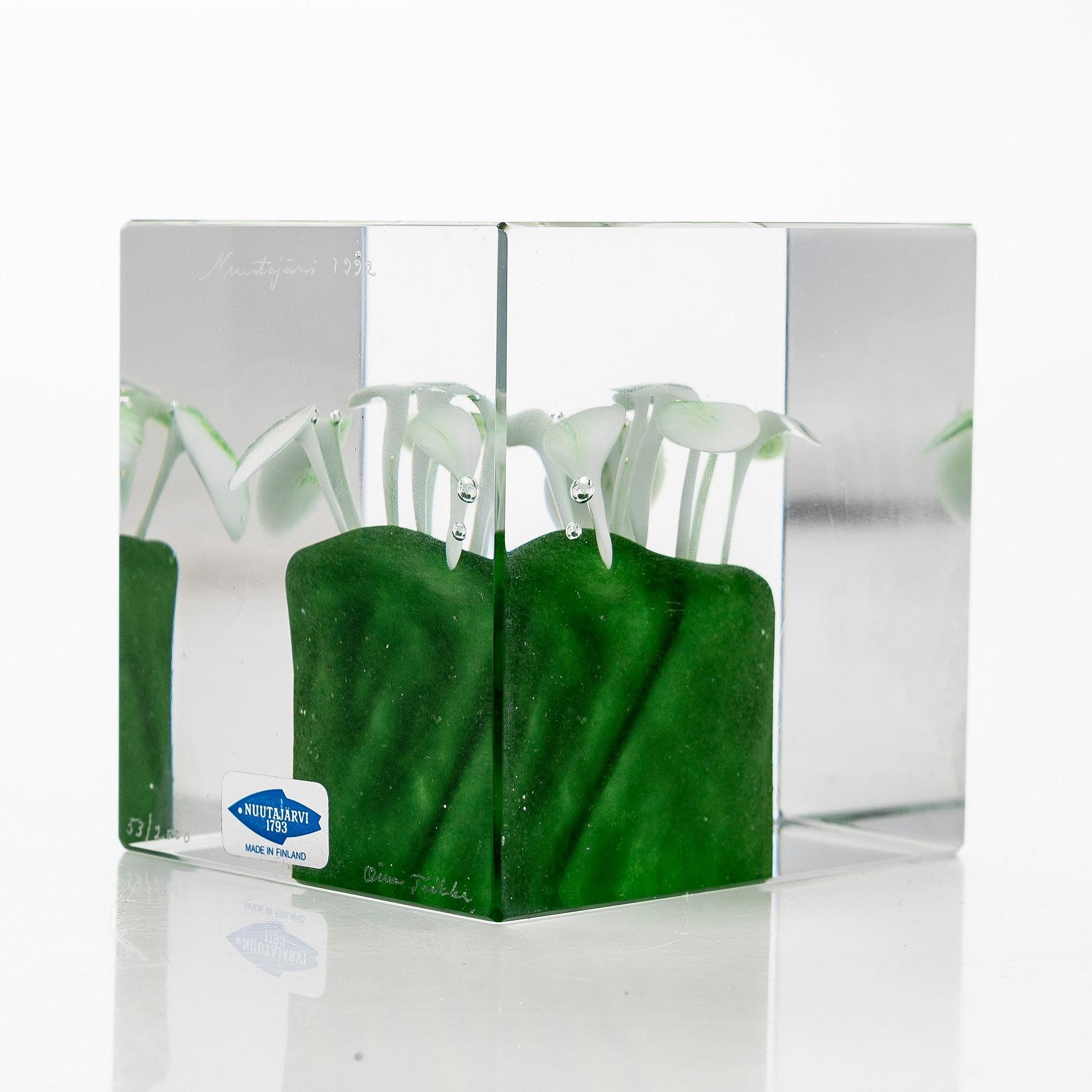 Oiva Toikka, årskub 1992, signerad Oiva Toikka Nuutajärvi 1992, numrerad 53/2000.