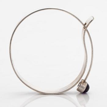 Elis Kauppi, rannekoru, hopeaa ja ametisti. Kupittaan Kulta, Turku 1959.