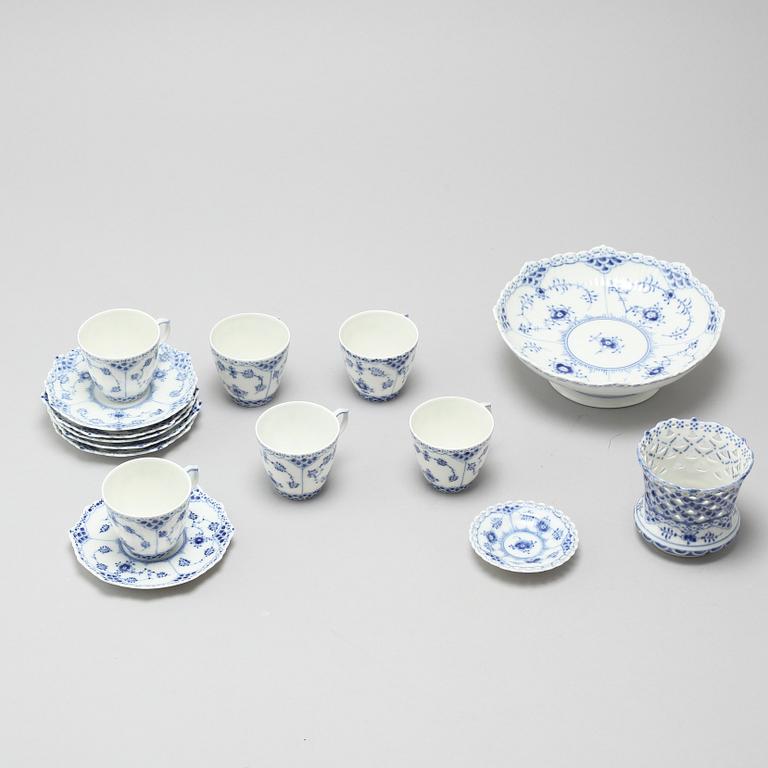 Nine porcelain table ware of "Musselmalet" from Royal Copenhagen, 20th century.