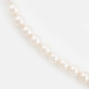 Pearl necklace, cultured pearls, 18K gold clasp.