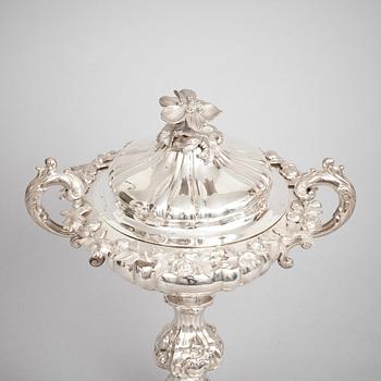 SKÅL PÅ FOT MED LOCK, silver, Gustaf Möllenborg-Feron. Stockholm 1855, nyrokoko. C:a 750 g.