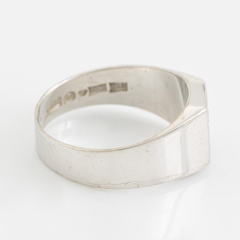 18K white gold and brilliant cut diamond ring.