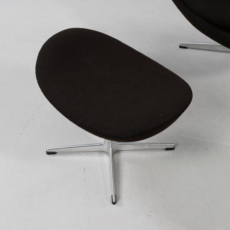 FÅTÖLJ samt FOTPALL, "Ägget", Arne Jacobsen för Fritz Hansen, 2006 respektive 2011.