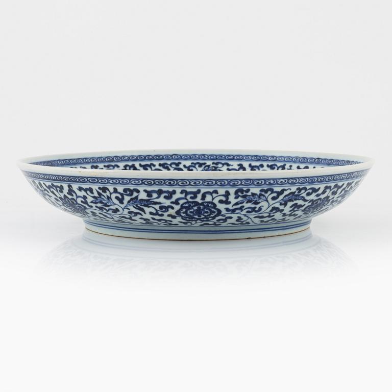 A blue and white porcelain bowl and dish, China, early 20th century.