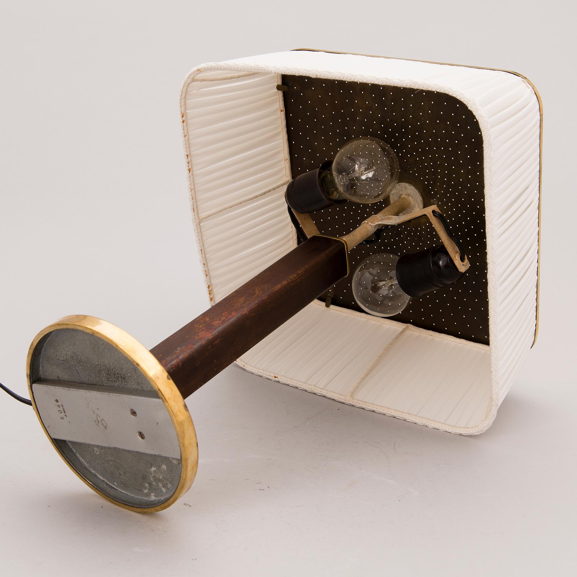 PAAVO TYNELL, BORDSLAMPA, modell 5066, Taito Oy, 1900-talets mitt.