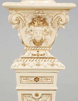 PIEDESTAL samt URNA MED LOCK, majolika, nyrenässans, Rörstrand, 1800-talets slut.