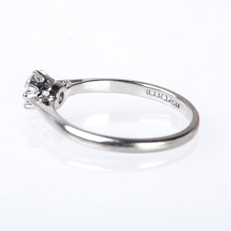 RING, platina samt 18K vitguld med briljantslipad diamant ca 0.50 ct.