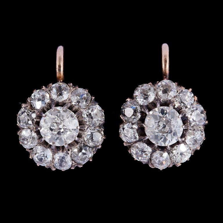 ÖRHÄNGEN, gammal- och briljantslipade diamanter, tot. ca 3 ct.