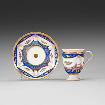 693. KOPP med FAT, porslin. Meissen, Empire.
