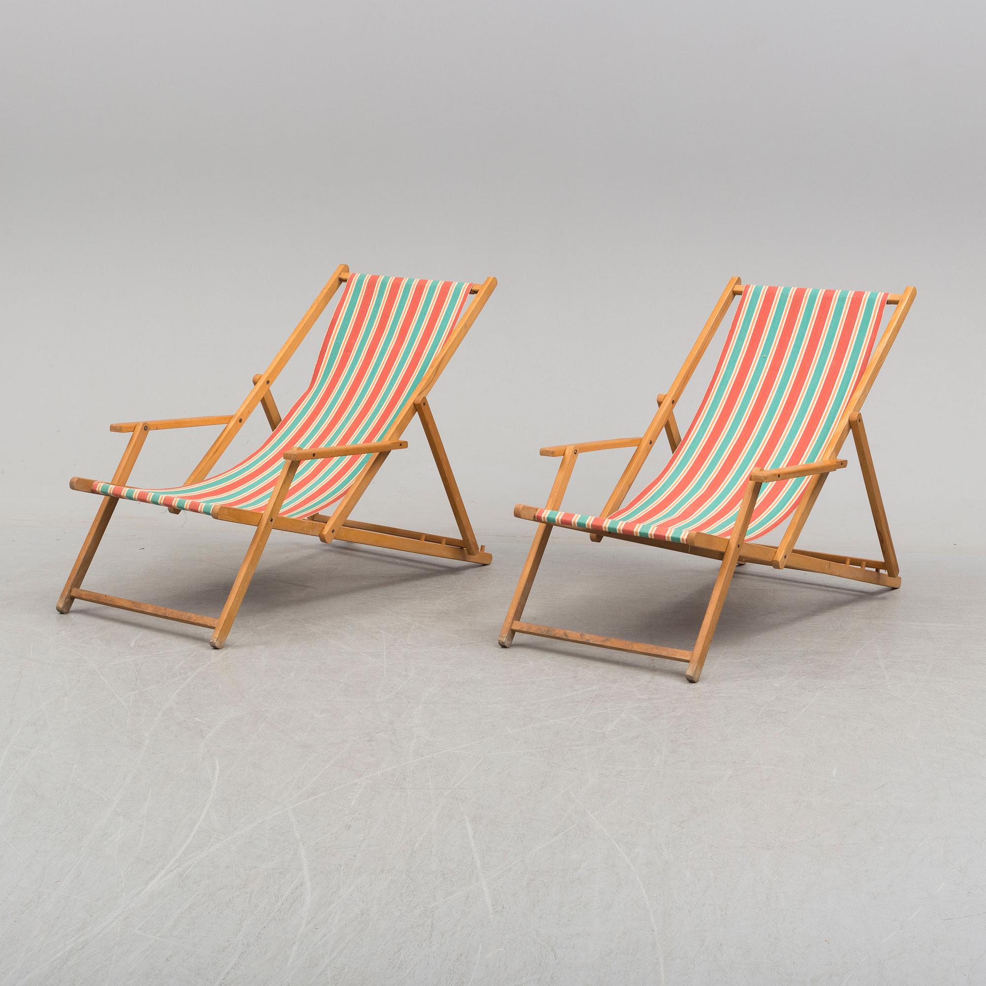 A pair of mid 20th century beech sun chairs.