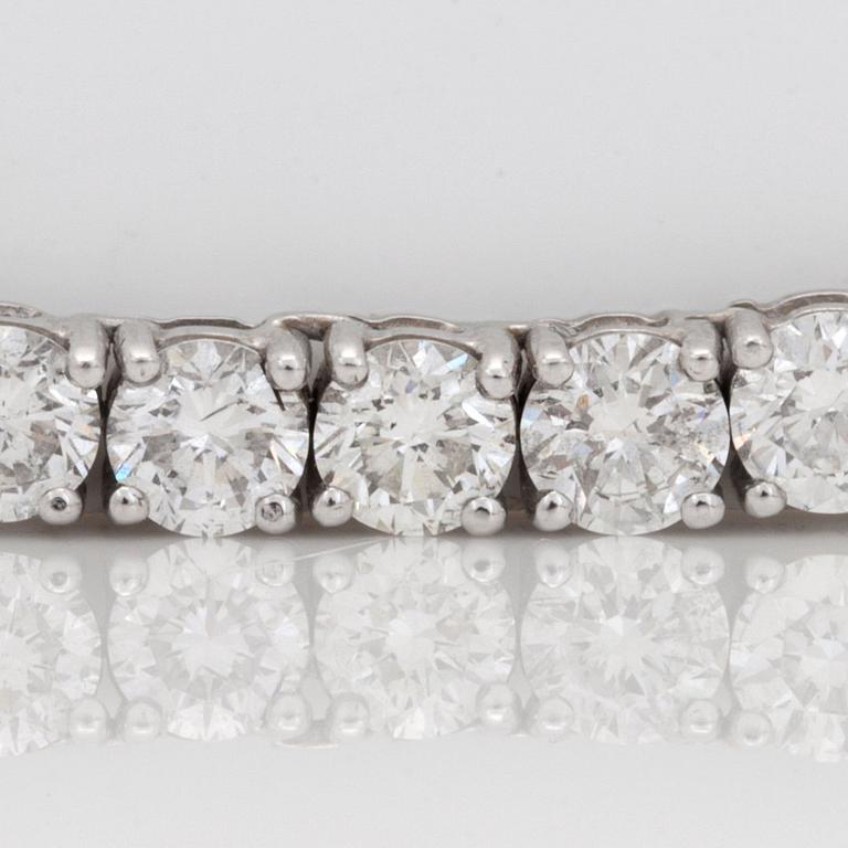 A 21.95ct brilliant-cut diamond collier.