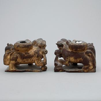 LJUSSTAKAR, ett par. Trä. Orientaliska. 1900-tal.