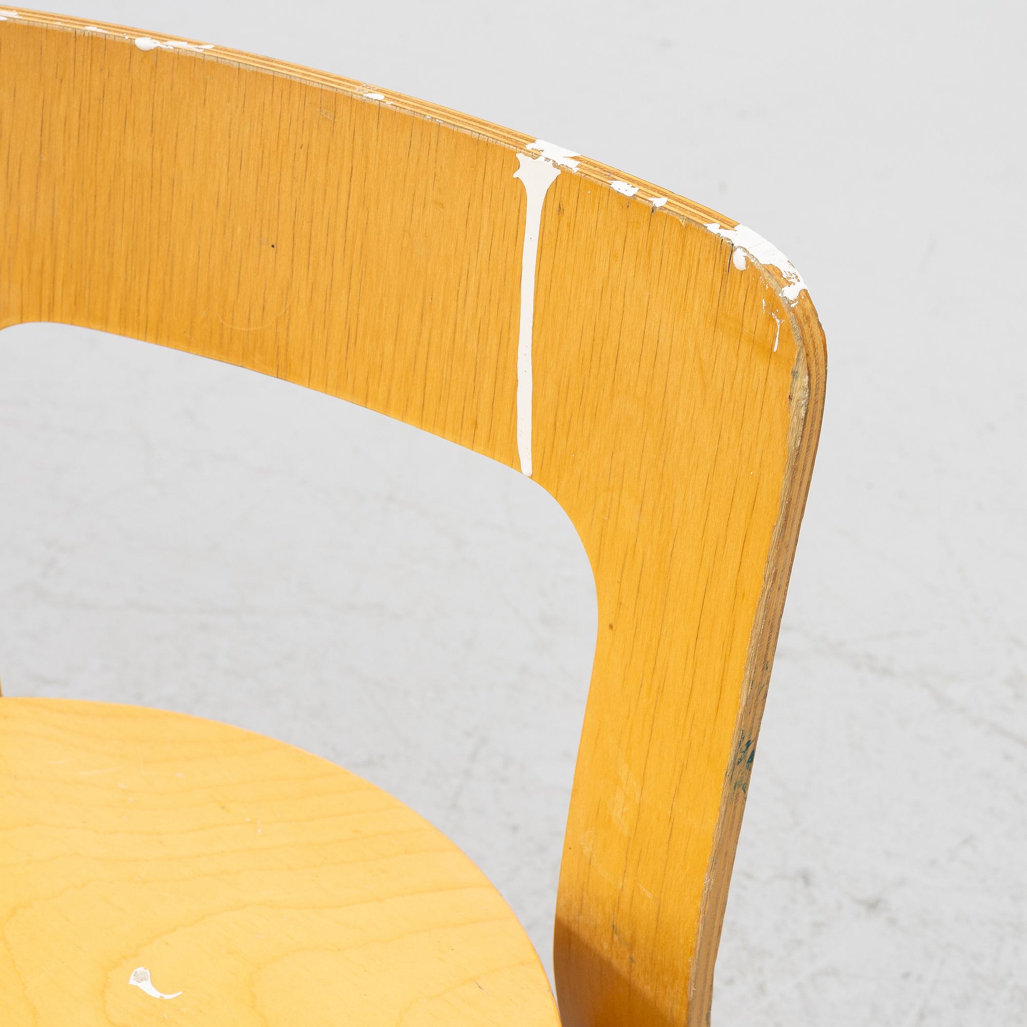 Alvar Aalto, barnstolar, 4 st + 2 pallar, Artek, Finland.