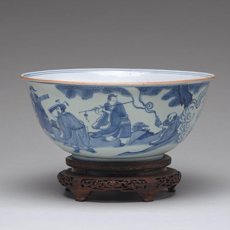 A large blue and white bowl, Transition, 17th century.