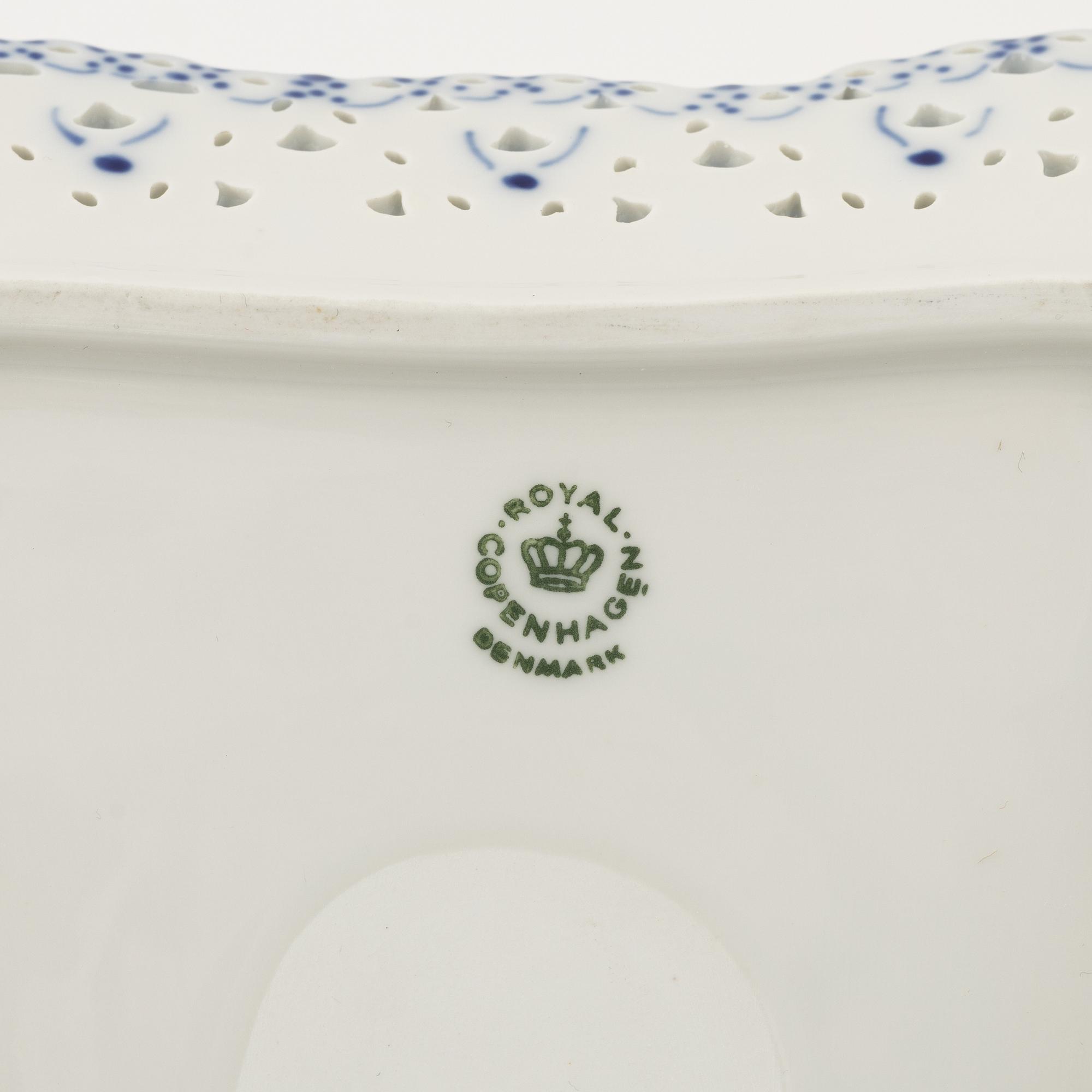 Royal Copenhagen, gallerfat, porslin, "Musselmalet helblond", Danmark, 1974-78.