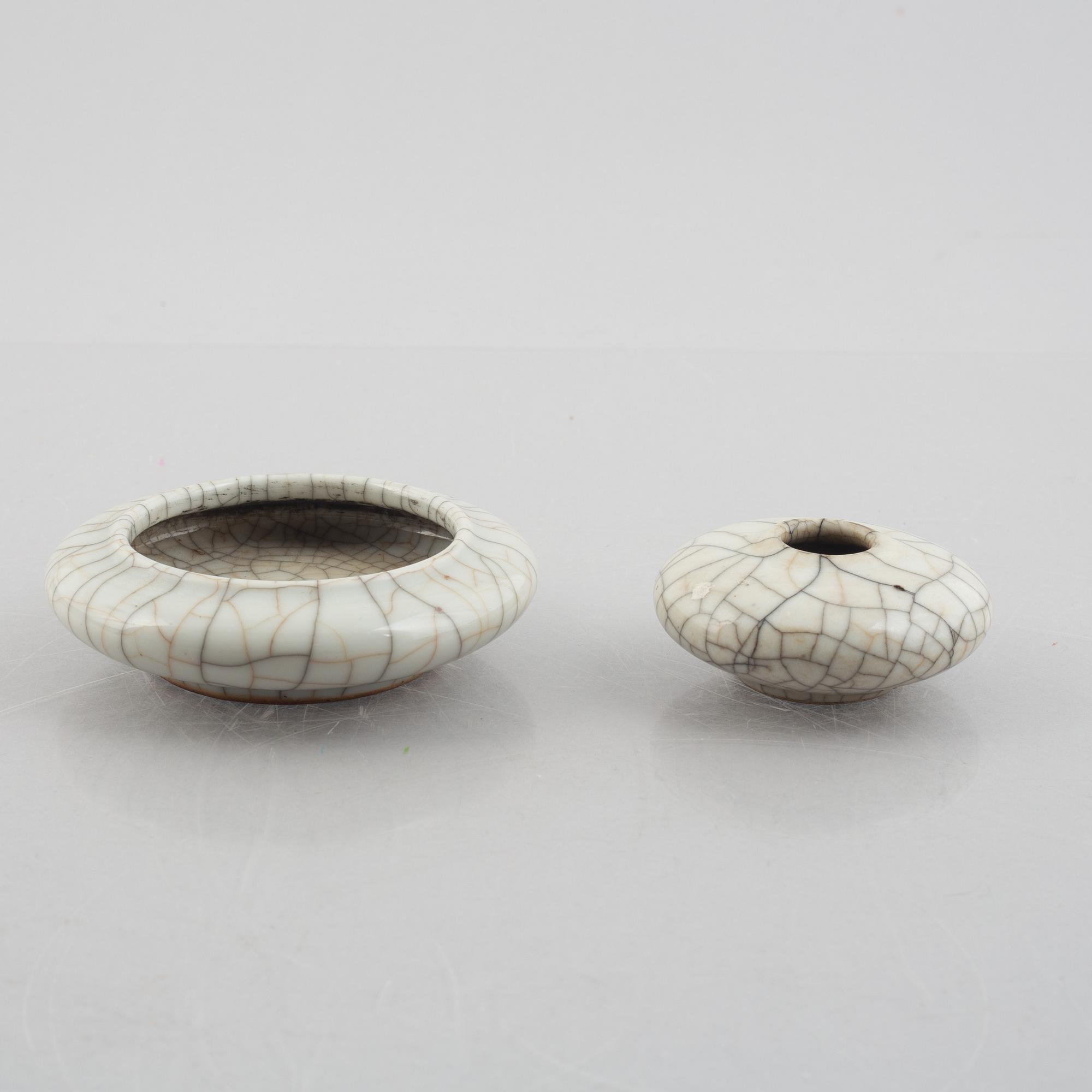 A Chinese ge glazed stoneware brush washer, a vase and two bowls, early 20th century.