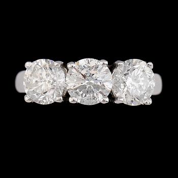 RING, 18K vitguld, briljantslipade diamanter tot ca 3.64 ct. Vikt ca 6 g.