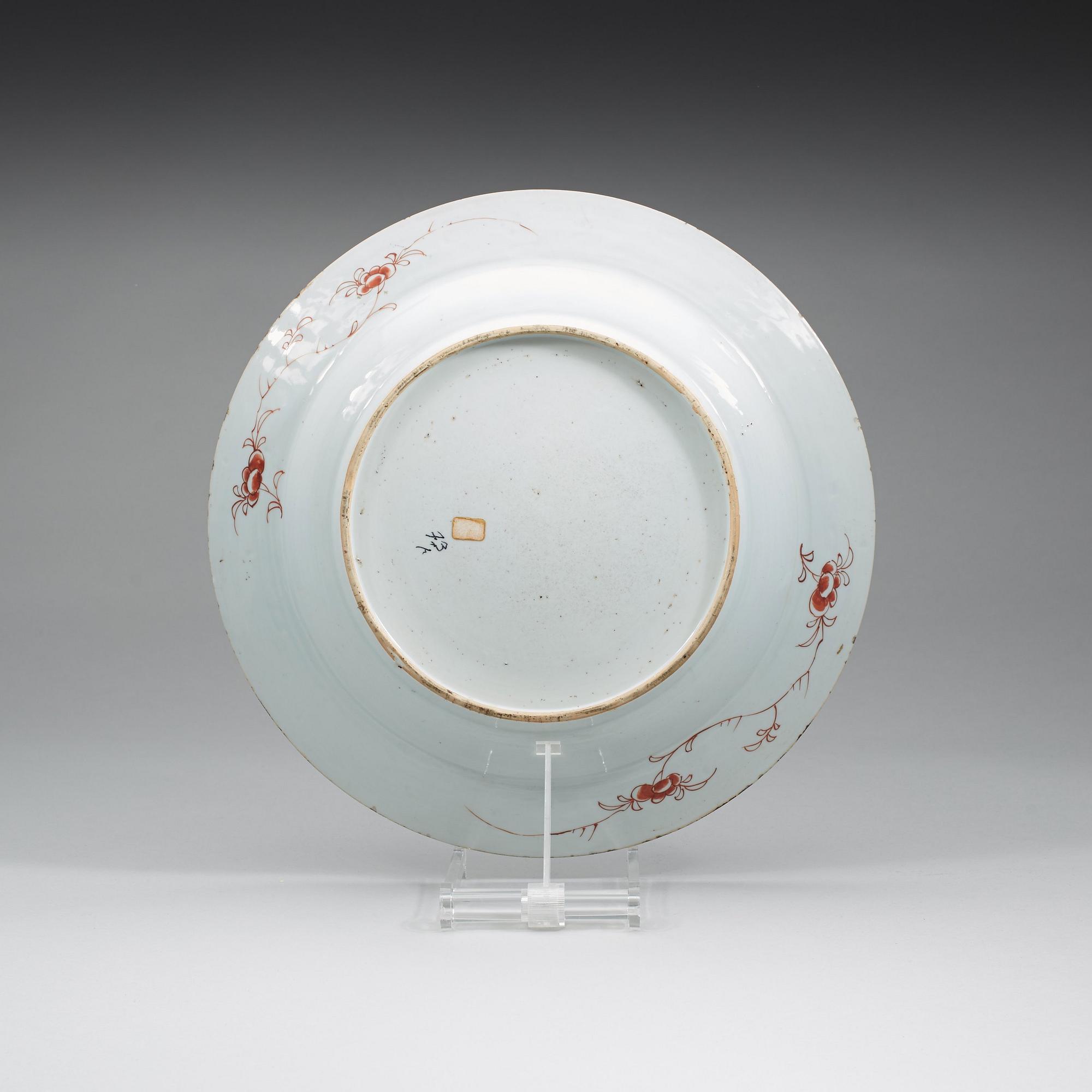 A large famille verte serving dish, Qing dynasty, Kangxi (1662-1722).