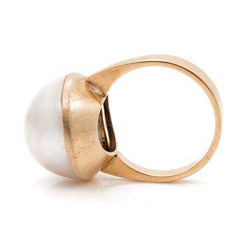 A ring set with a cultured mabé pearl.