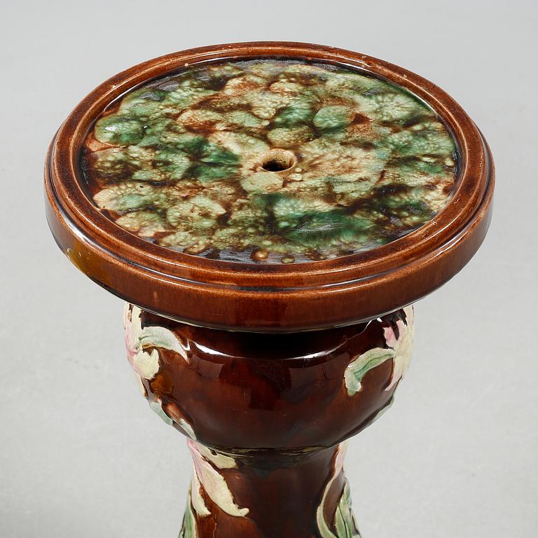 A jugend pedestal with pot in earthenware, urn marked "Oxford", beginning of the 20th century.
