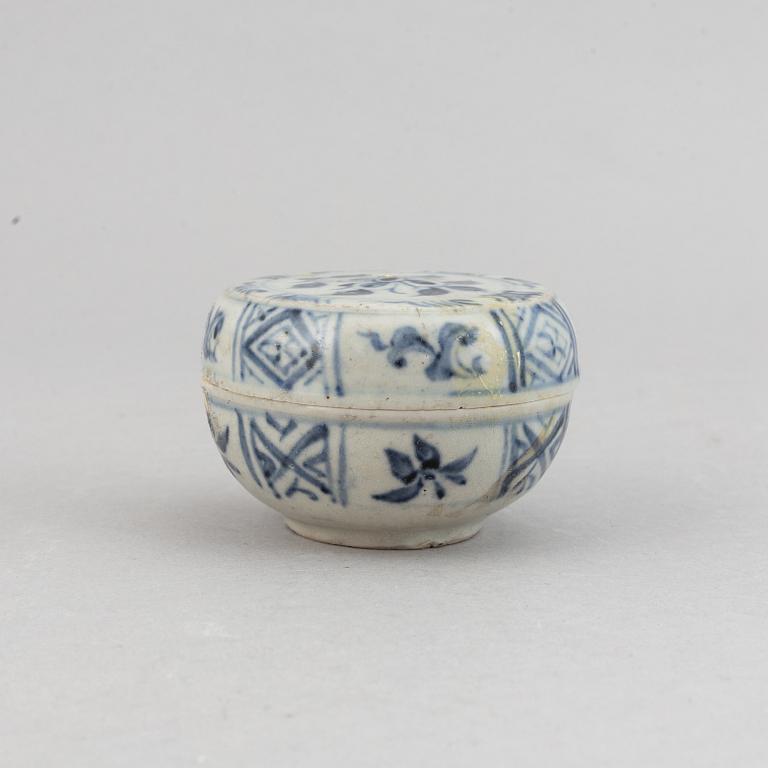 Krukor två stycken samt ask med lock, porslin. Sydostasien, 14/1600-tal.