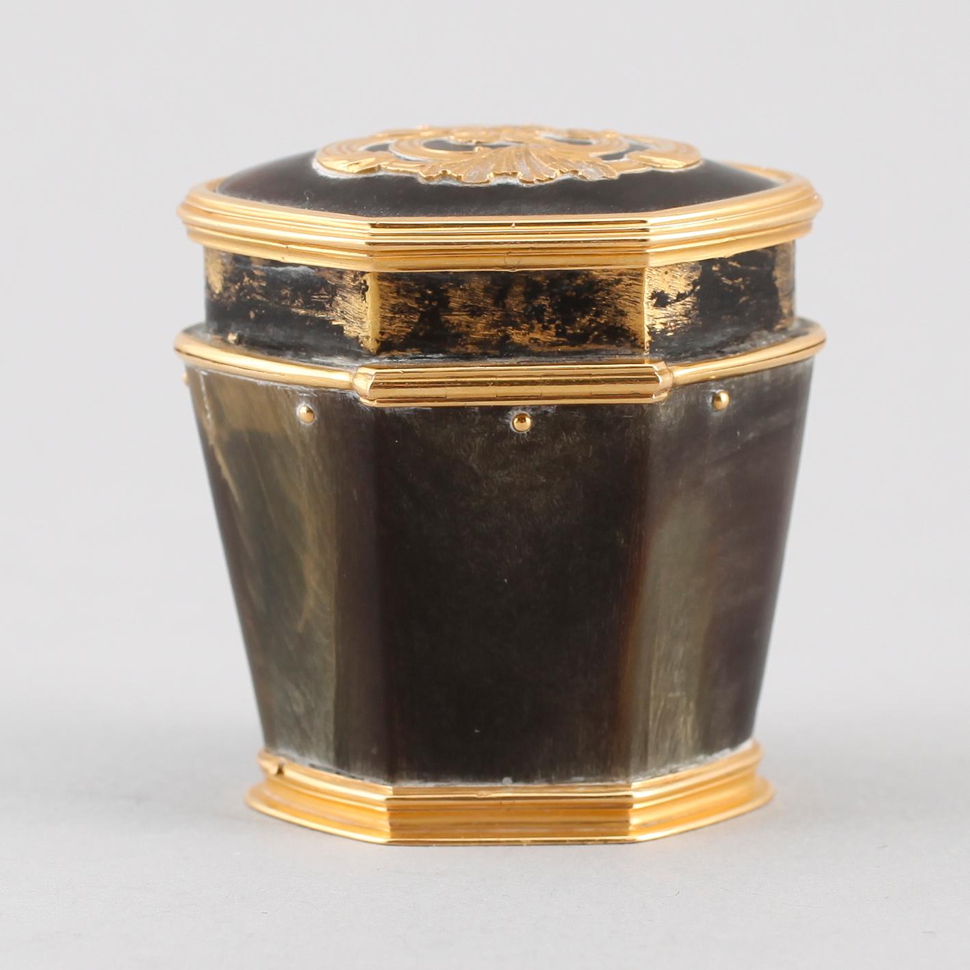 LUKTDOSA, 18K guld och horn, sent 1700-/tidigt 1800-tal.