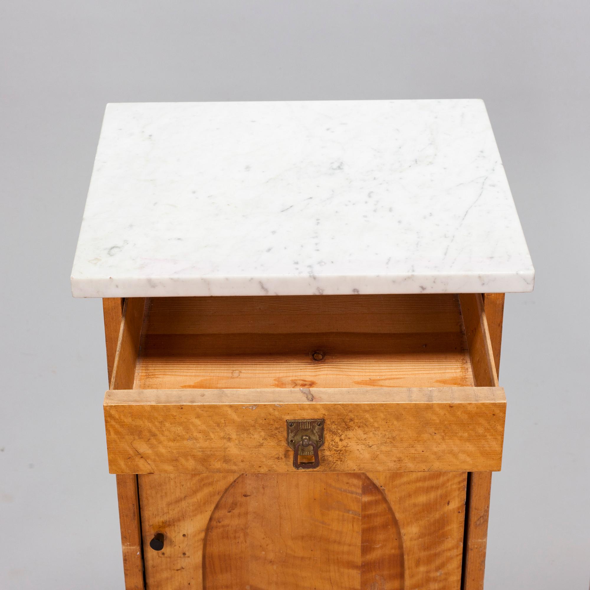 Louis Sparre, nattduksbord, 2 st, Aktiebolaget Iris, Borgå. Omkring 1900.