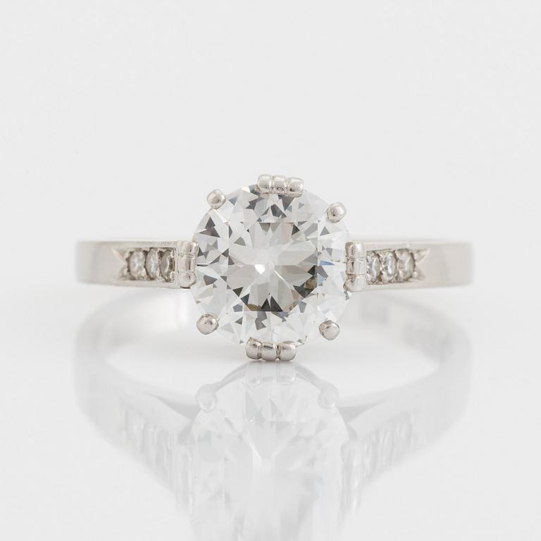 Platinum and old brilliant cut diamond ring, ca 1,75 ct.