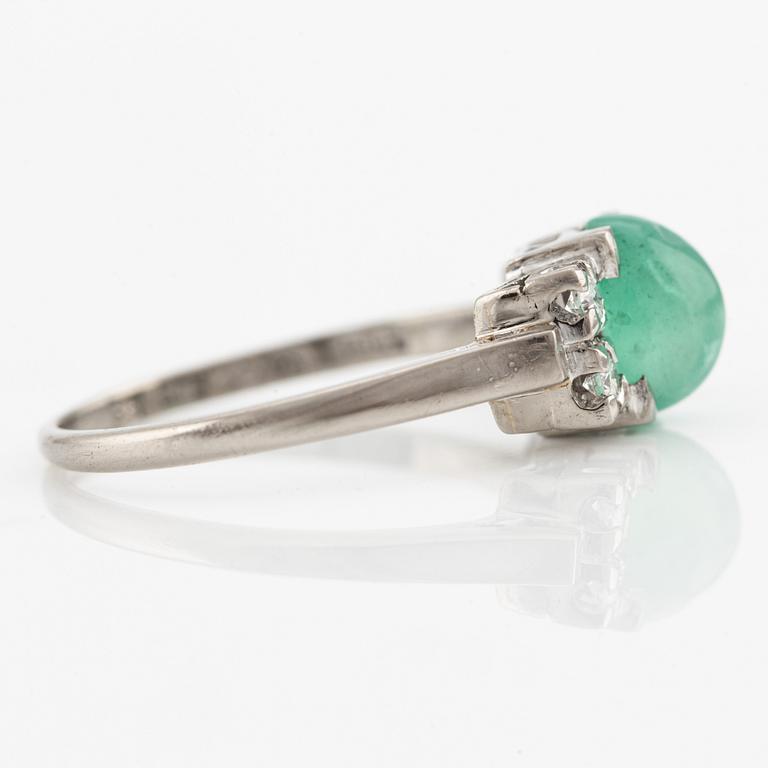 Ring, 18K vitguld med cabochonslipad smaragd och briljantslipade diamanter.