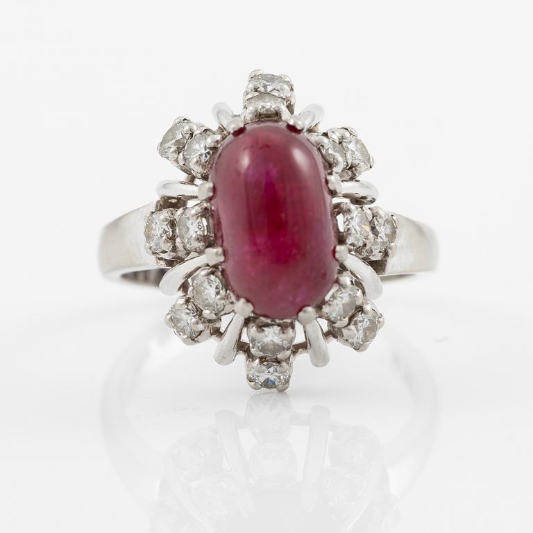 Ring in 18K gold set with a cabochon-cut ruby and round brilliant-cut diamonds.