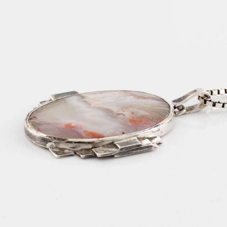 Claës E. Giertta, silver and agate pendant, with silverchain.