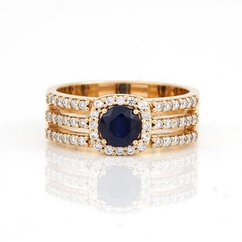 RING, 18K guld med safir ca 0.84 ct och diamanter totalt ca 0.34 ct. Total vikt ca 6,4 gram.