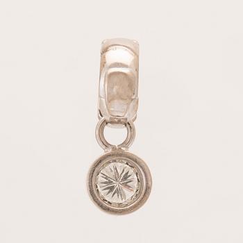 An 18K white gold pendant set with a round brilliant-cut diamond.